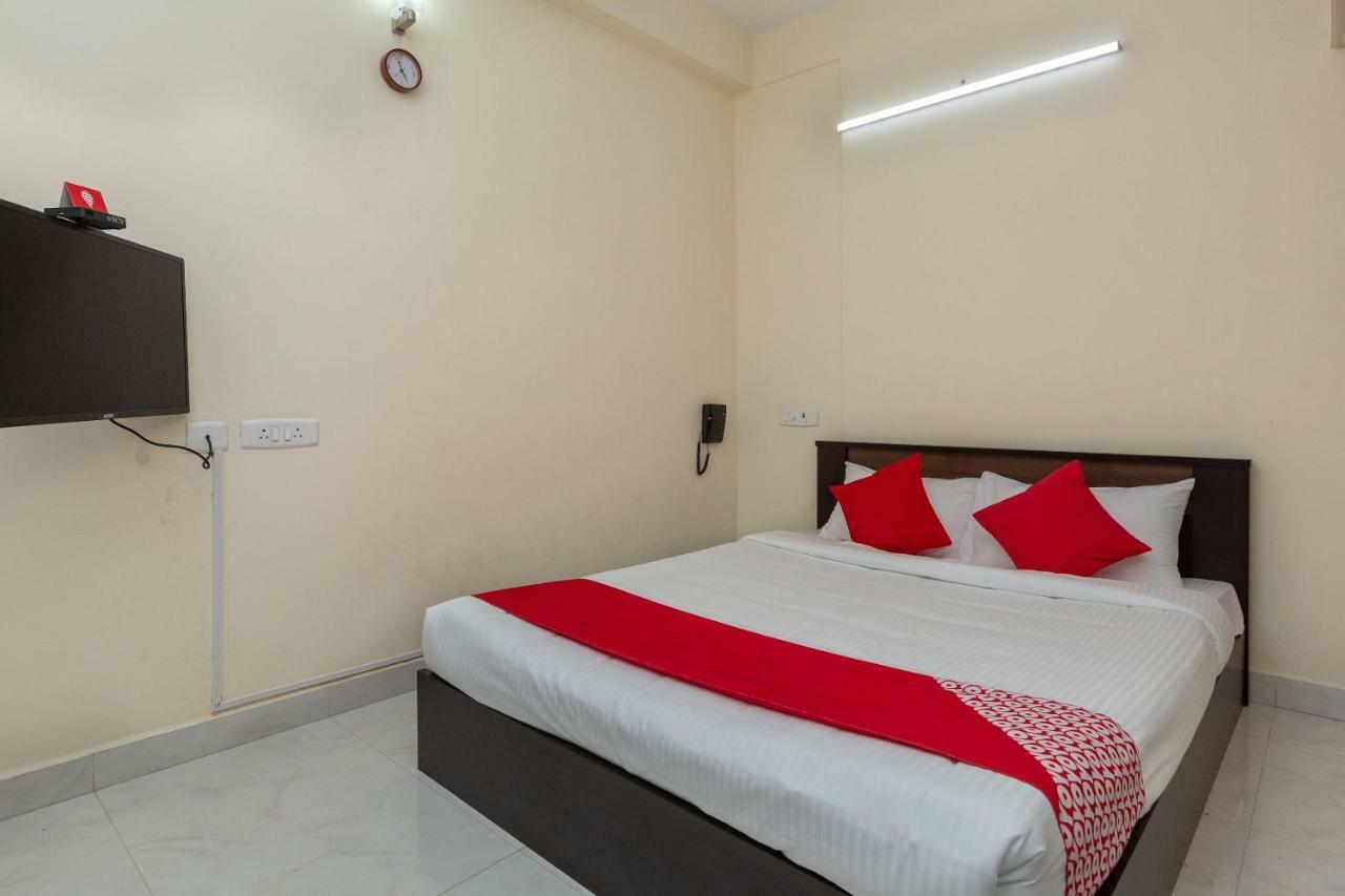 Oyo 23081 Little Service Hotel