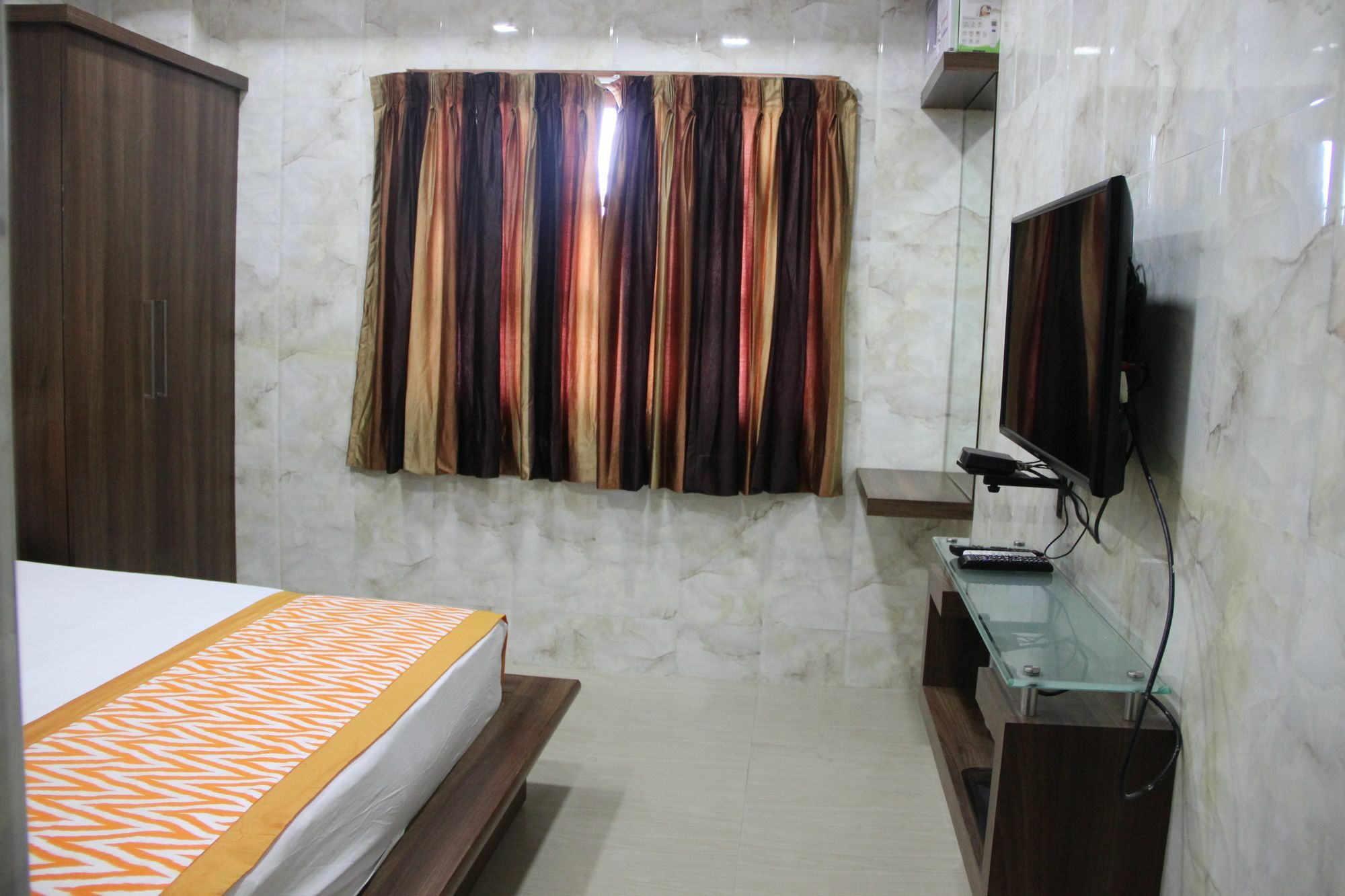 Oyo 4593 The Park Royal Hotel Chennai