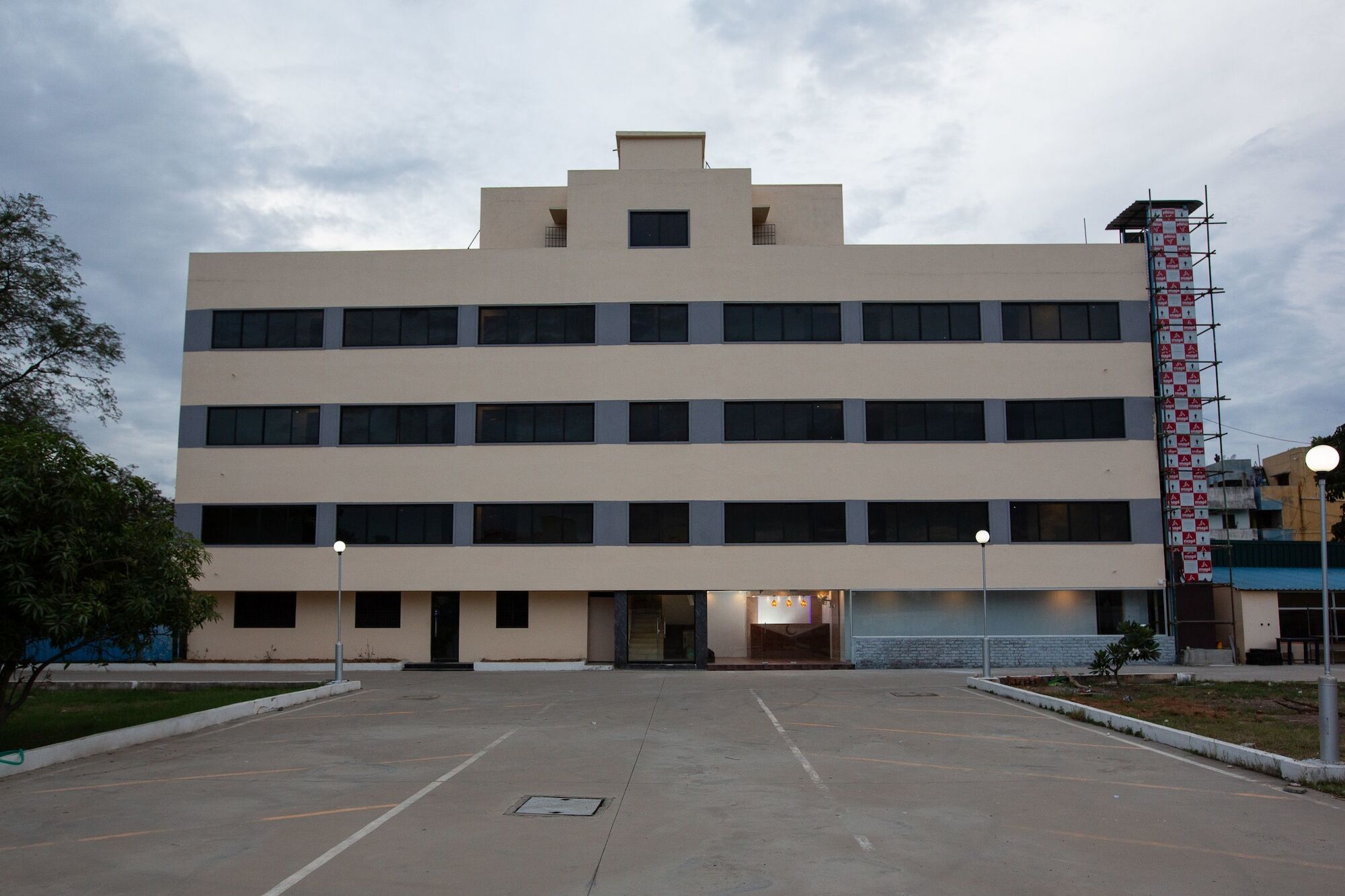 Hotel Oyo 22105 Half Moon