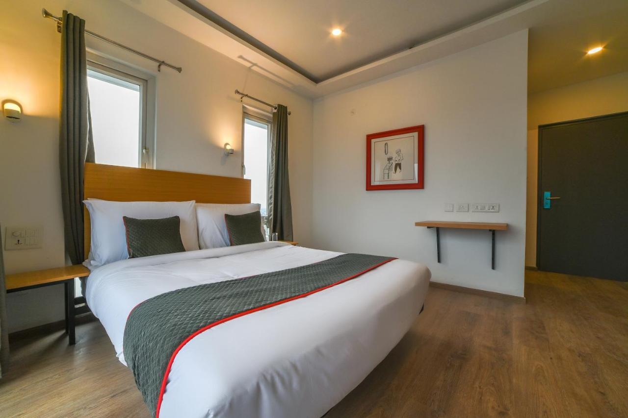 Hotel Oyo Townhouse 175 Pure Stays Near Airport Near International Airport Metro Station