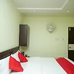 Oyo 27032 Sri Kumaran Residency