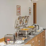 Itsy Hotels Deluxe Inn