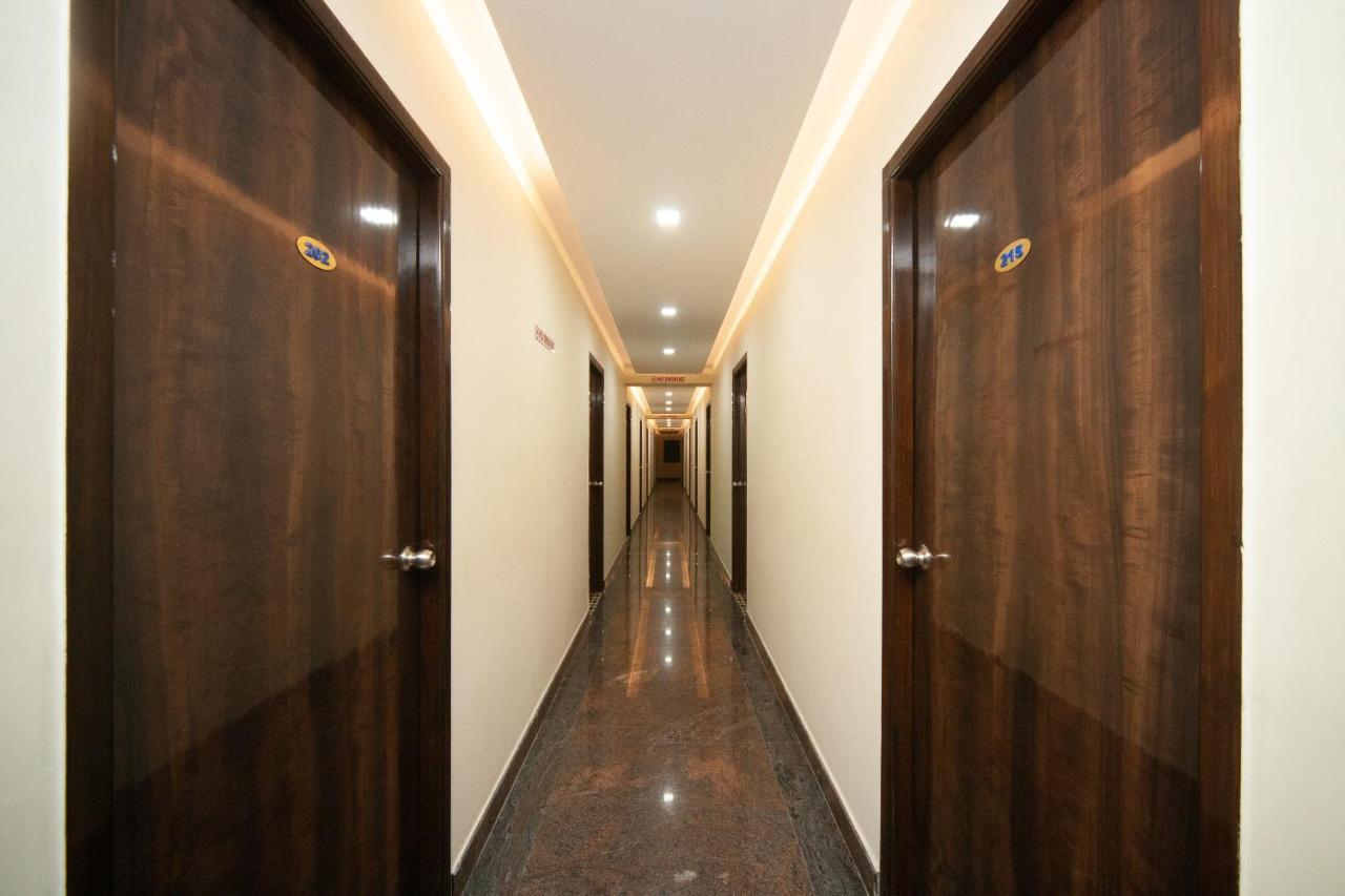 Oyo 27032 Sri Kumaran Residency Hotel