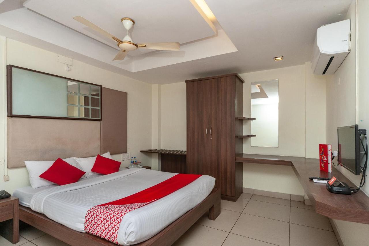 Hotel Oyo Flagship 15018 Golden Manor 3*