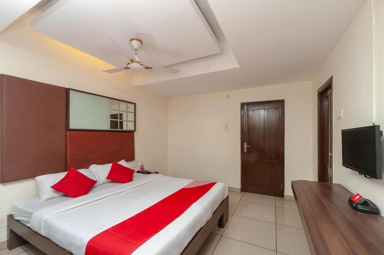 Hotel Oyo Flagship 15018 Golden Manor 3*