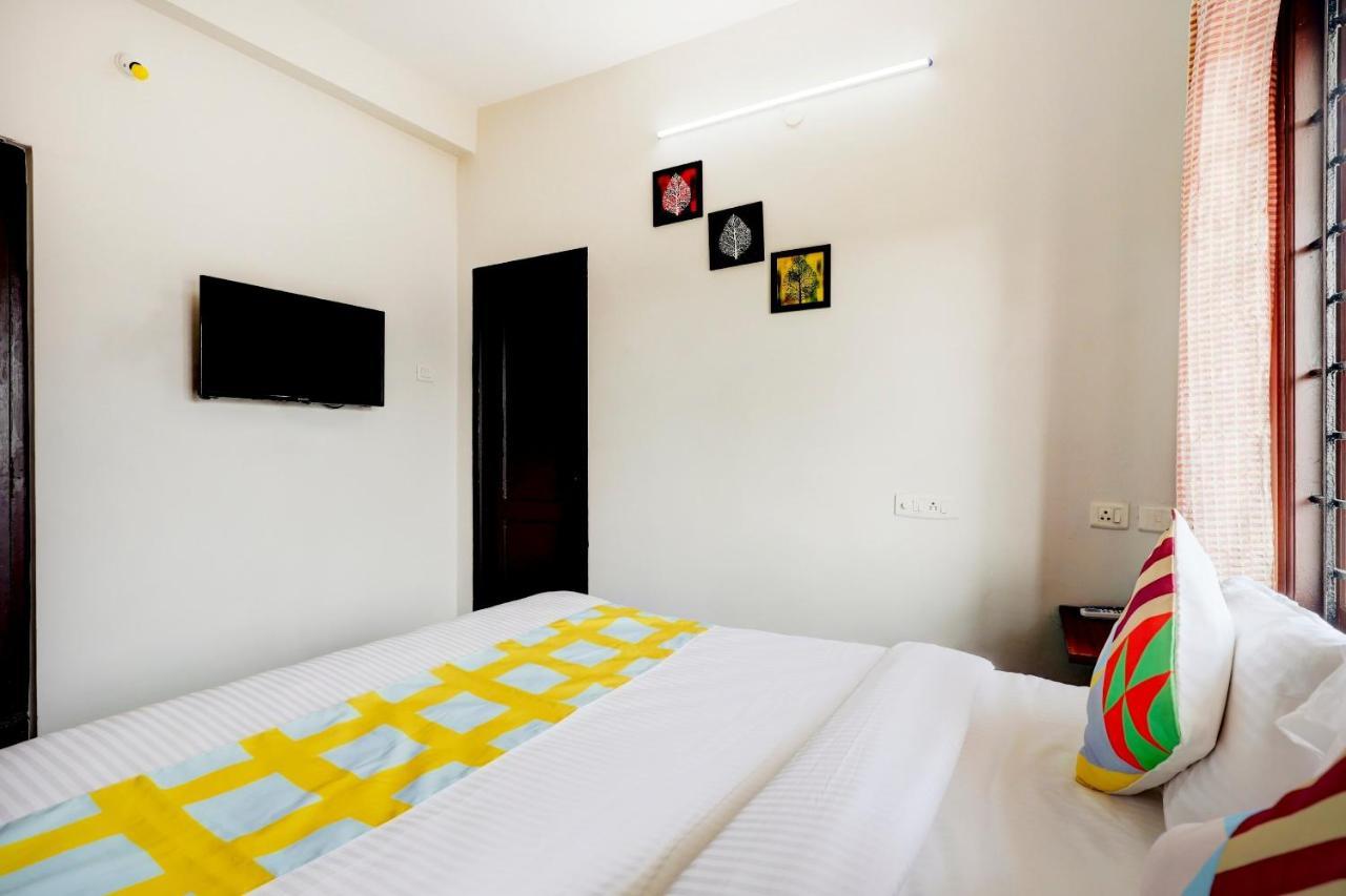 Guest house Oyo Fantasea Uthandi Near Juhu Chennai