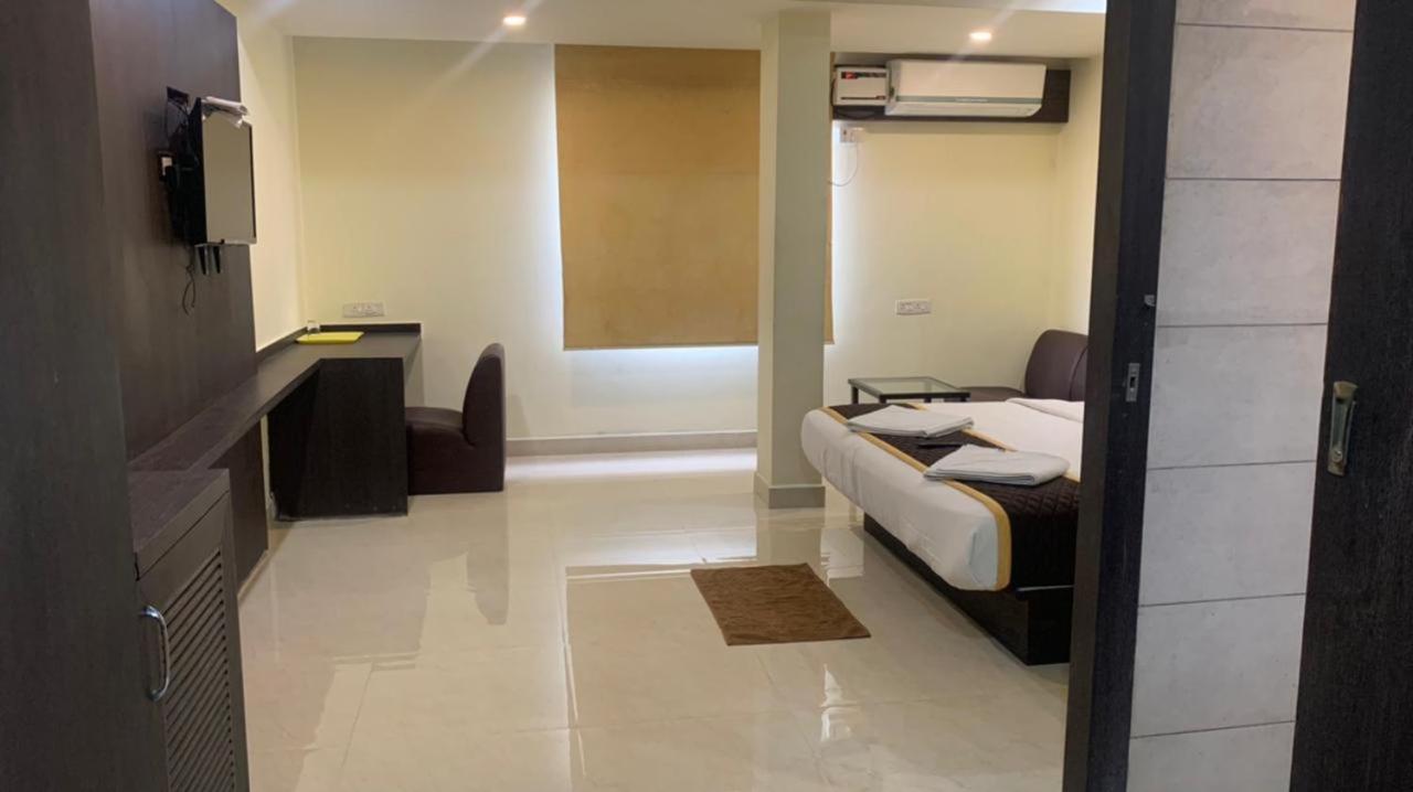 Hotel Ample Yard *
