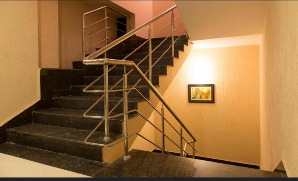 Hotel Ample Yard *