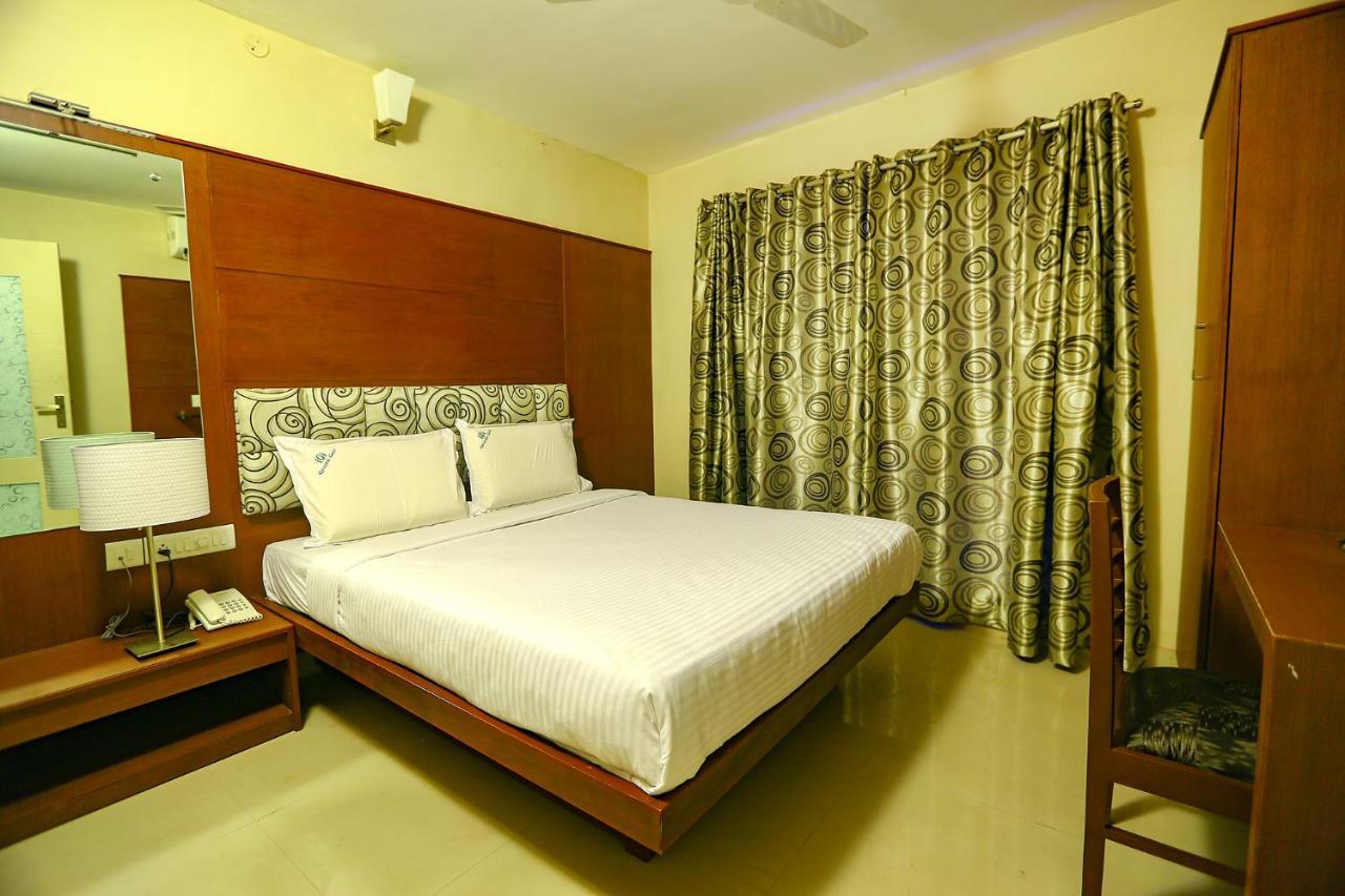 Hotel Fabhotel Greens Gate 3*