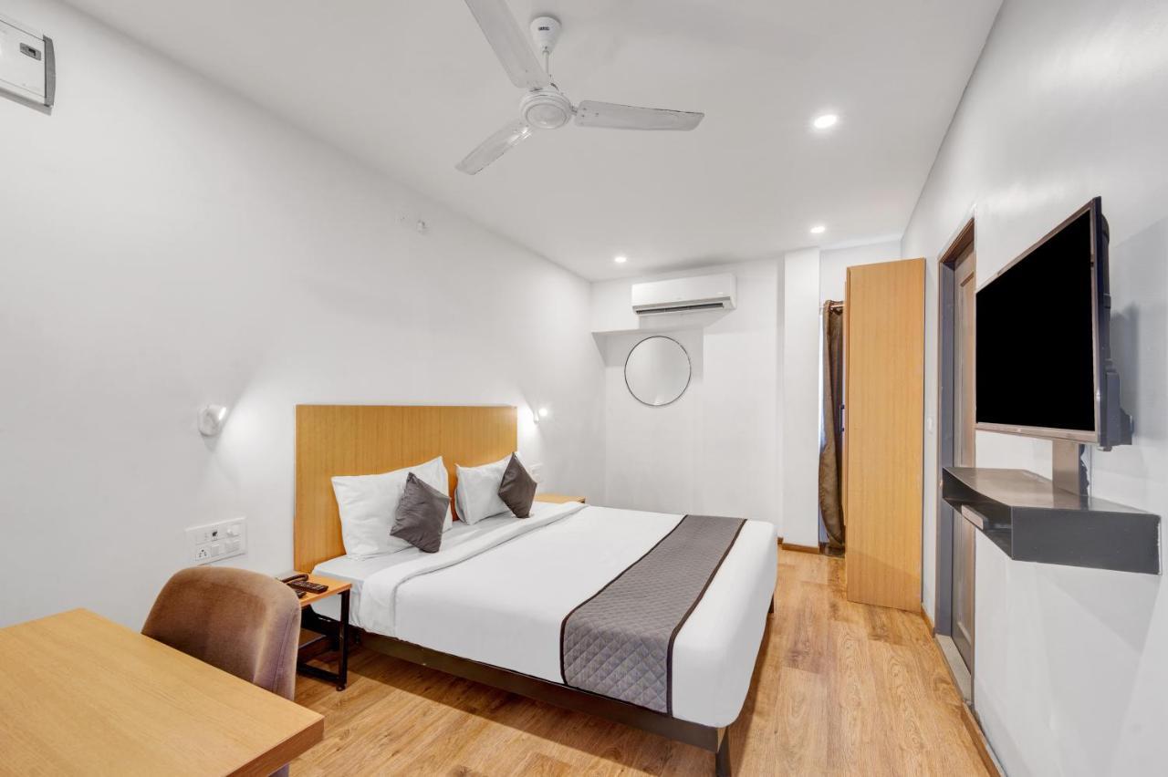 Hotel Upar Uthandi, Ecr