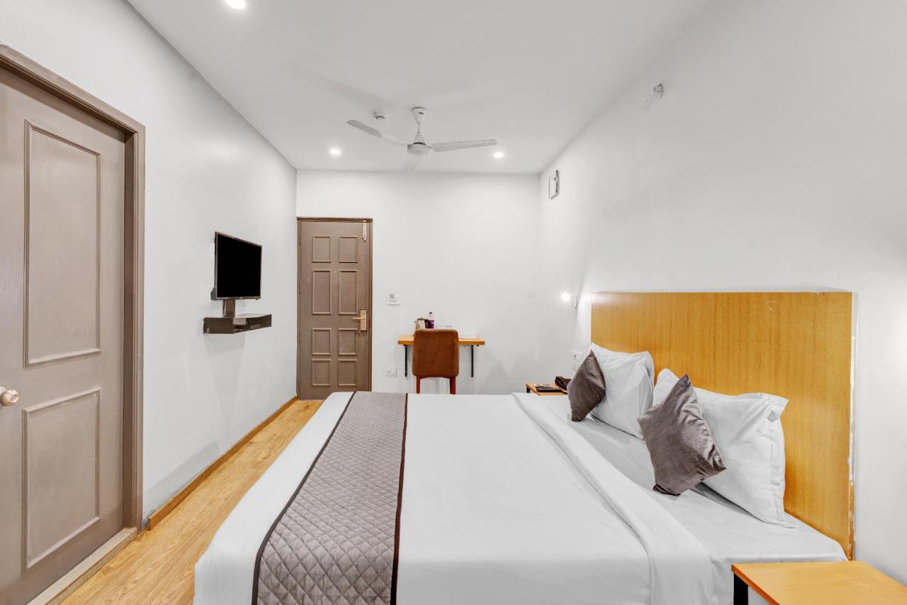 Upar Uthandi, Ecr Hotel