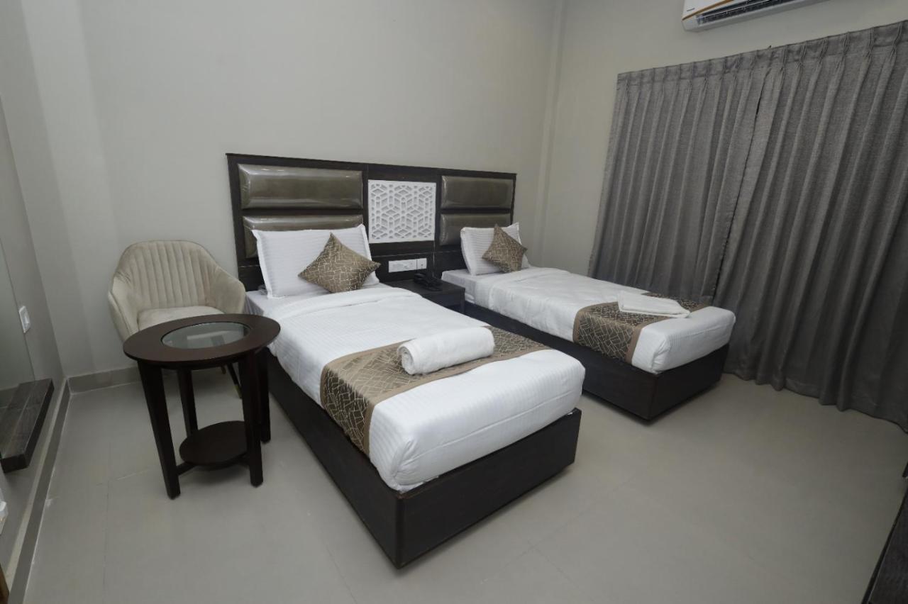 Grand Courtyard Business