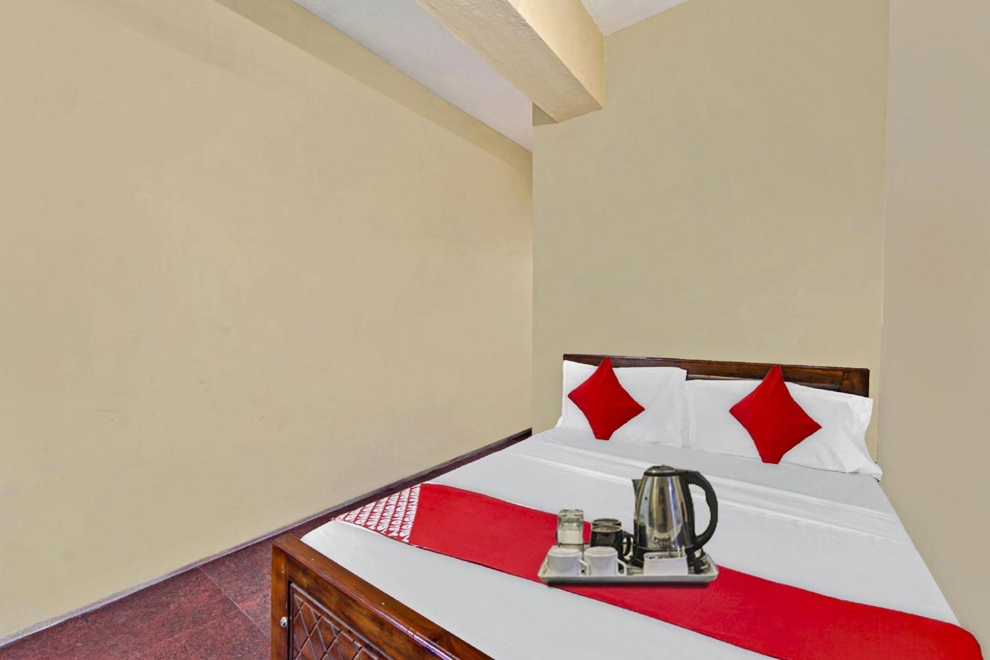 Oyo Flagship 92943 Guna Residency 4*
