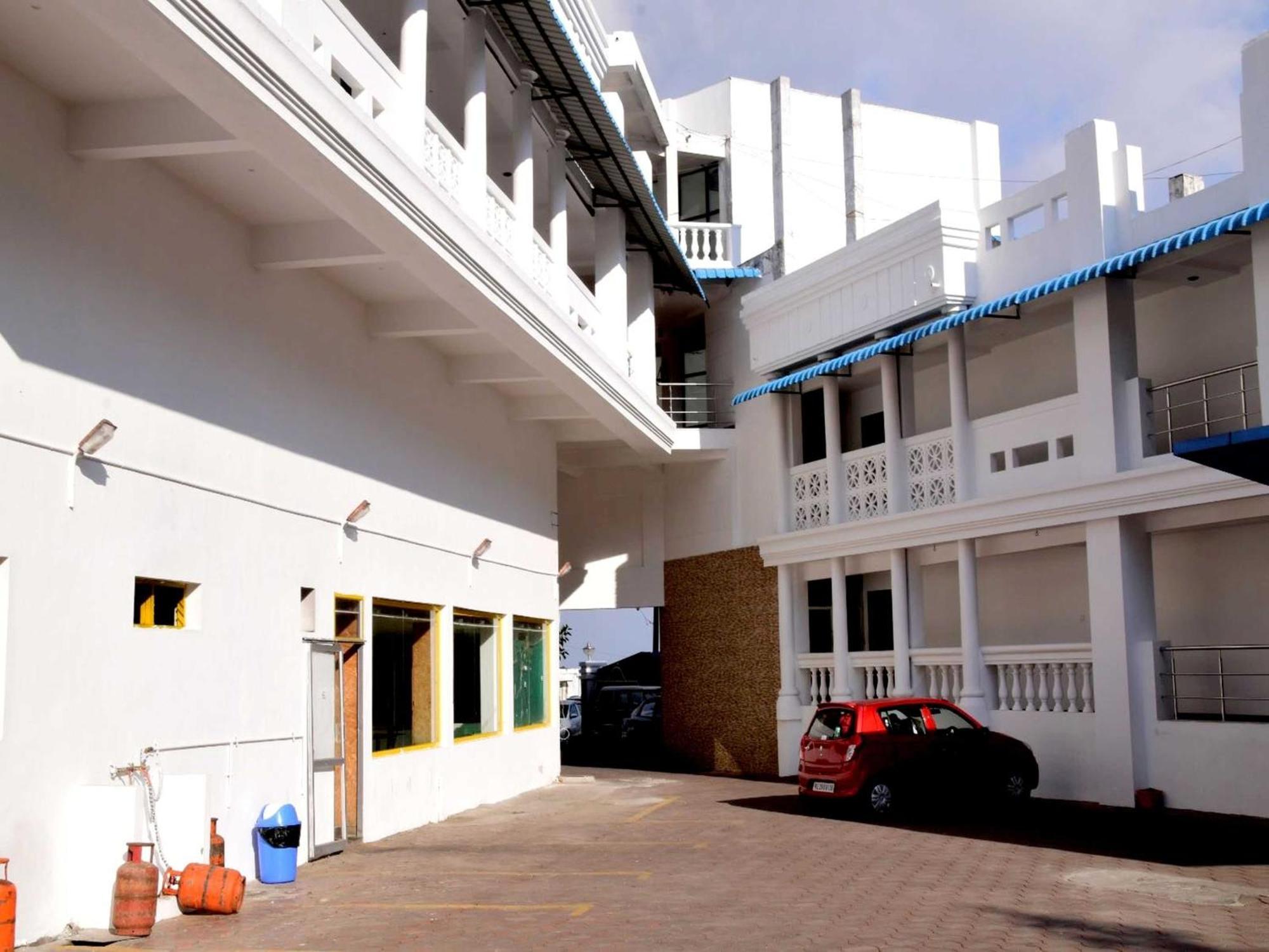 Hotel Oyo Flagship Tree Service Near Perumal Kovil T Nagar 3*