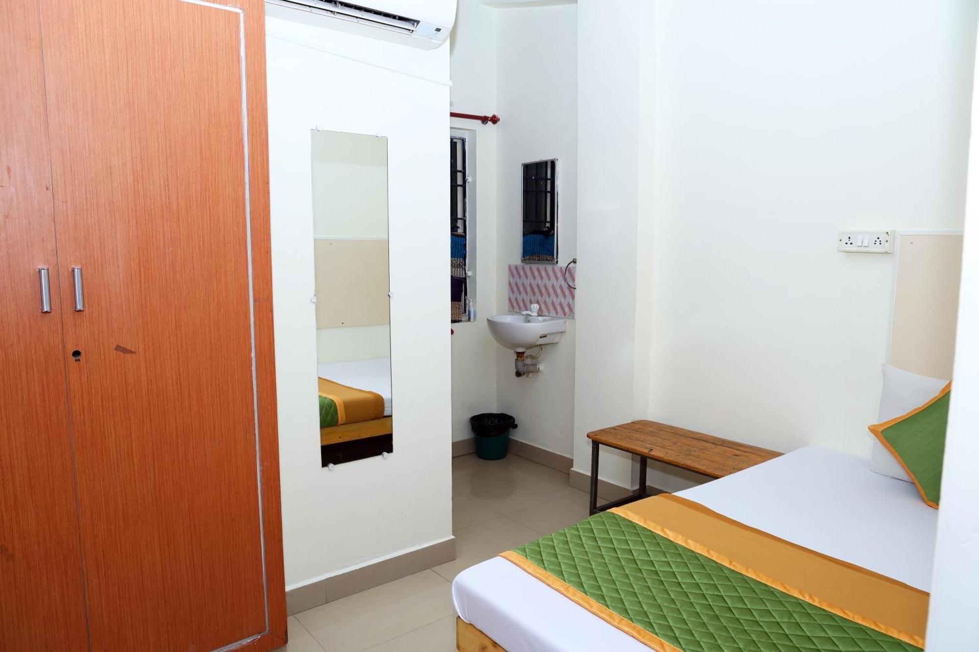 Royal Airport Transit Inn *