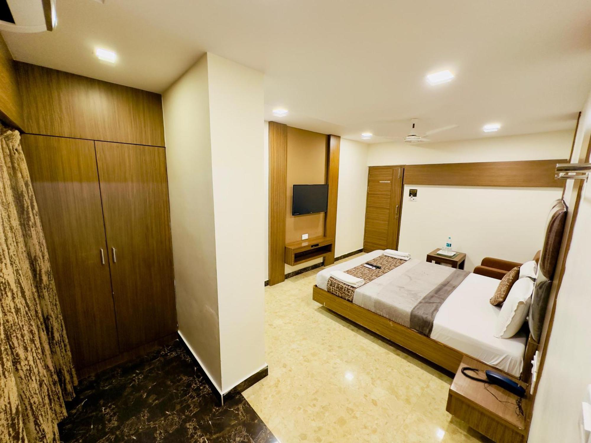 Hotel Sheraton Grande At Puratchi Thalaivar Dr Mgr Railway Station 3*