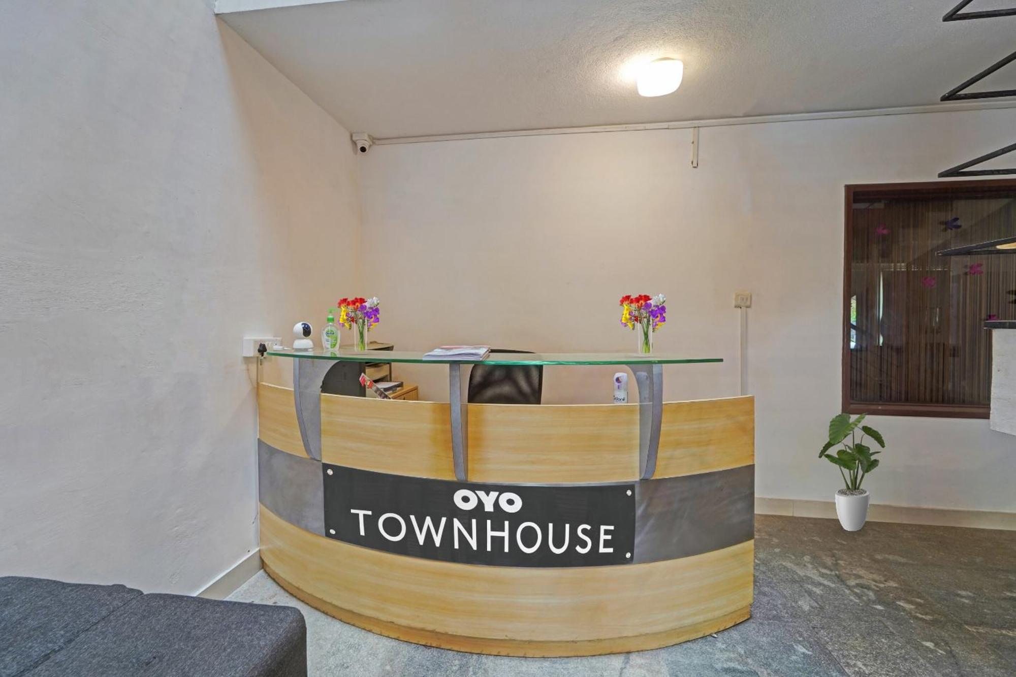 Super Oyo Townhouse 1005 G Silver & Resorts Omr