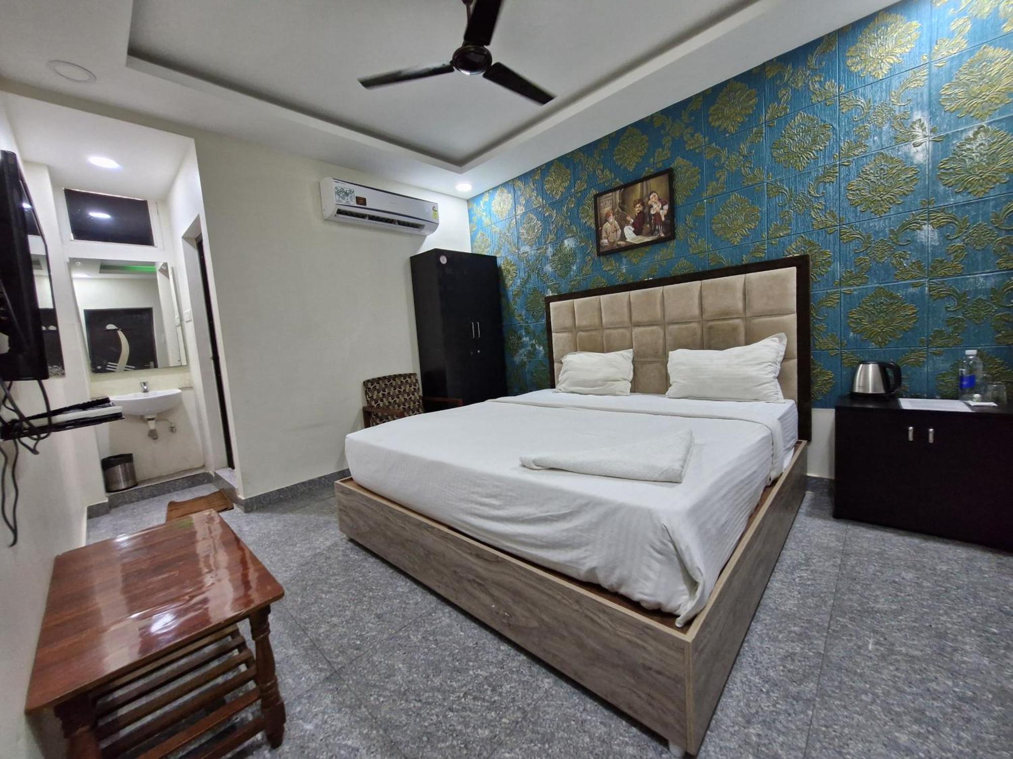 Redstone - Near Us Consulate Nungambakkam Hotel 2*