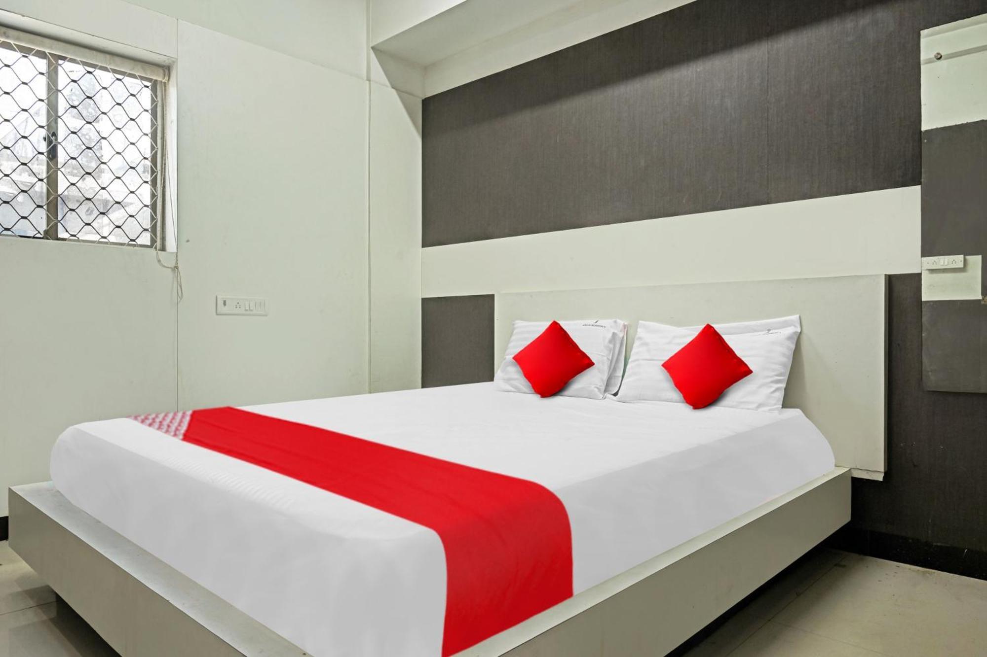 Hotel O O Vadapalani Hotel