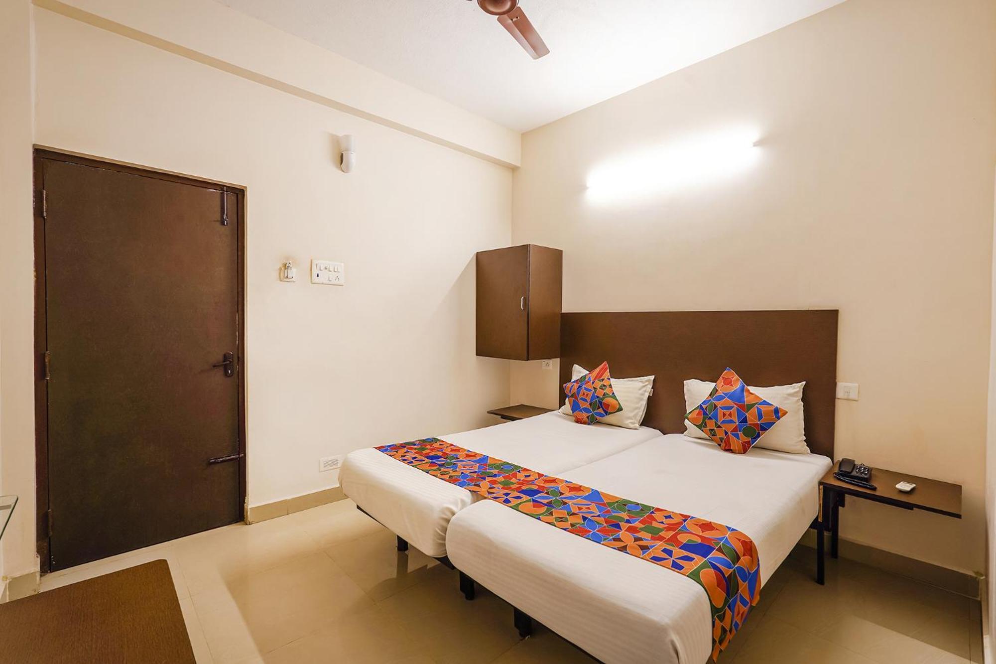 Fabexpress Joel - Nr St Thomas Mount Church & Grand Mall & Phoenix Marketcity Hotel