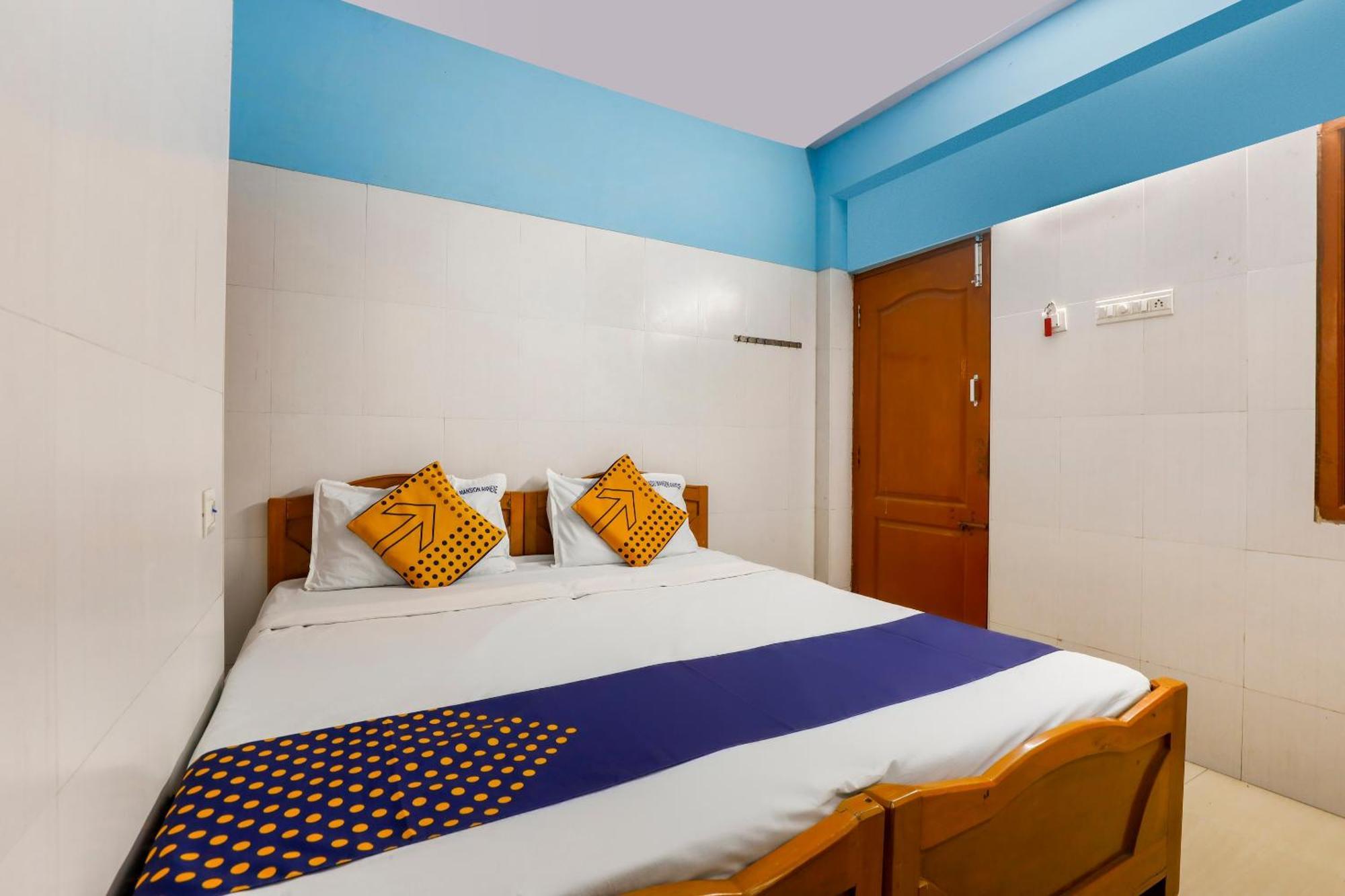 Spot On Grand Residency Near Marina Hotel 3*