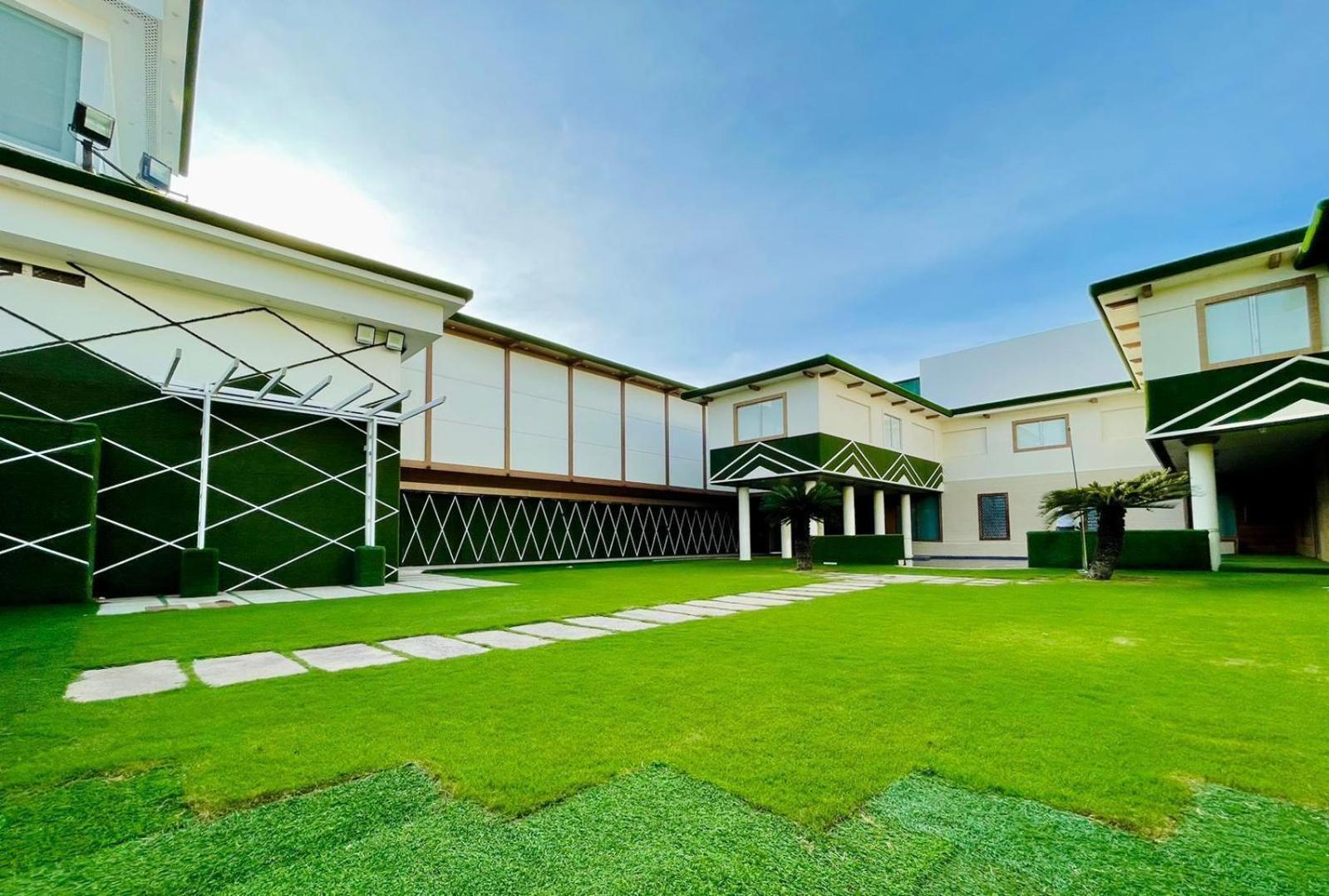 B8 Hotel 4*