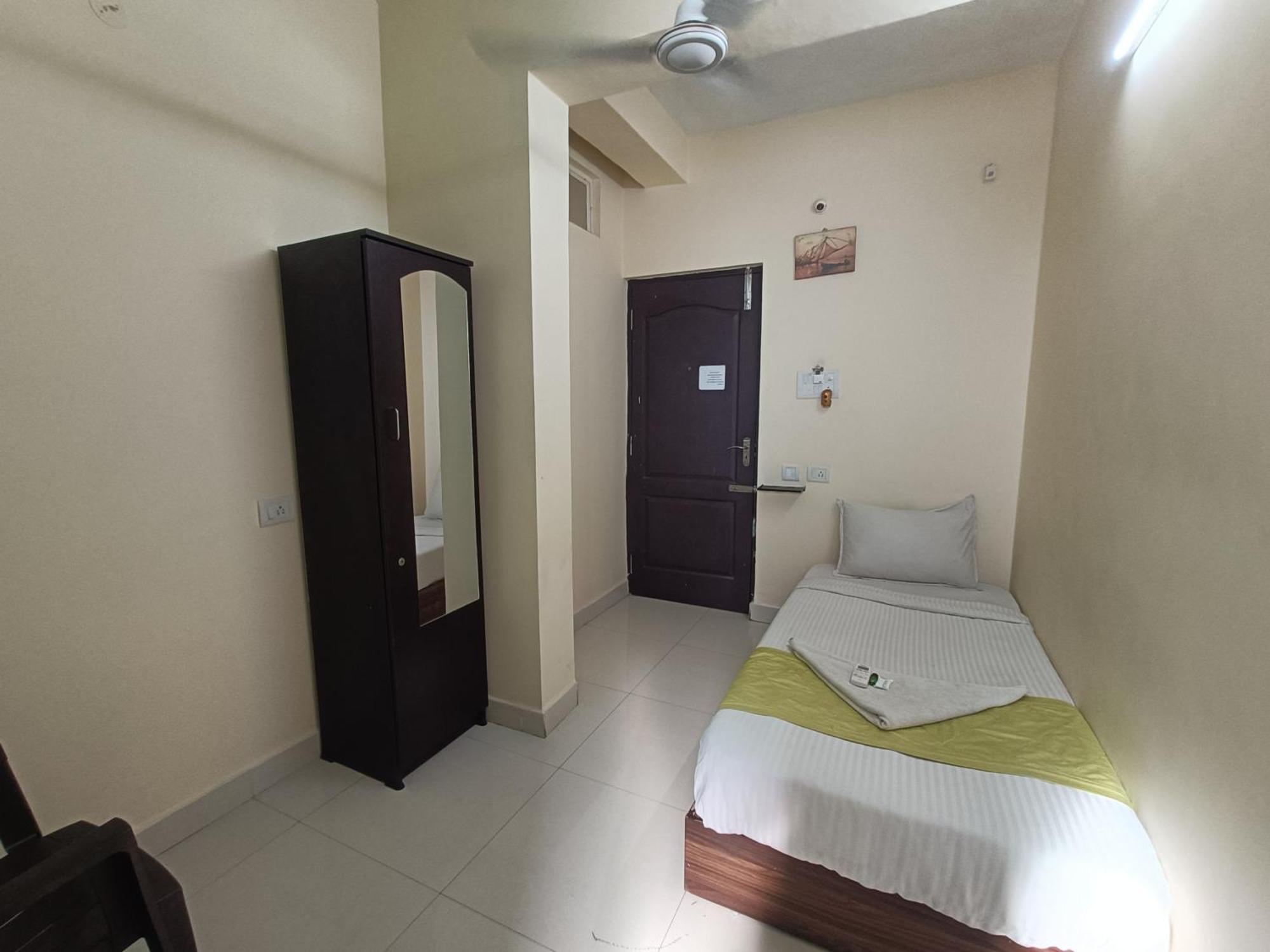 Tree Hotel-near Vfs Global And Ramee Mall