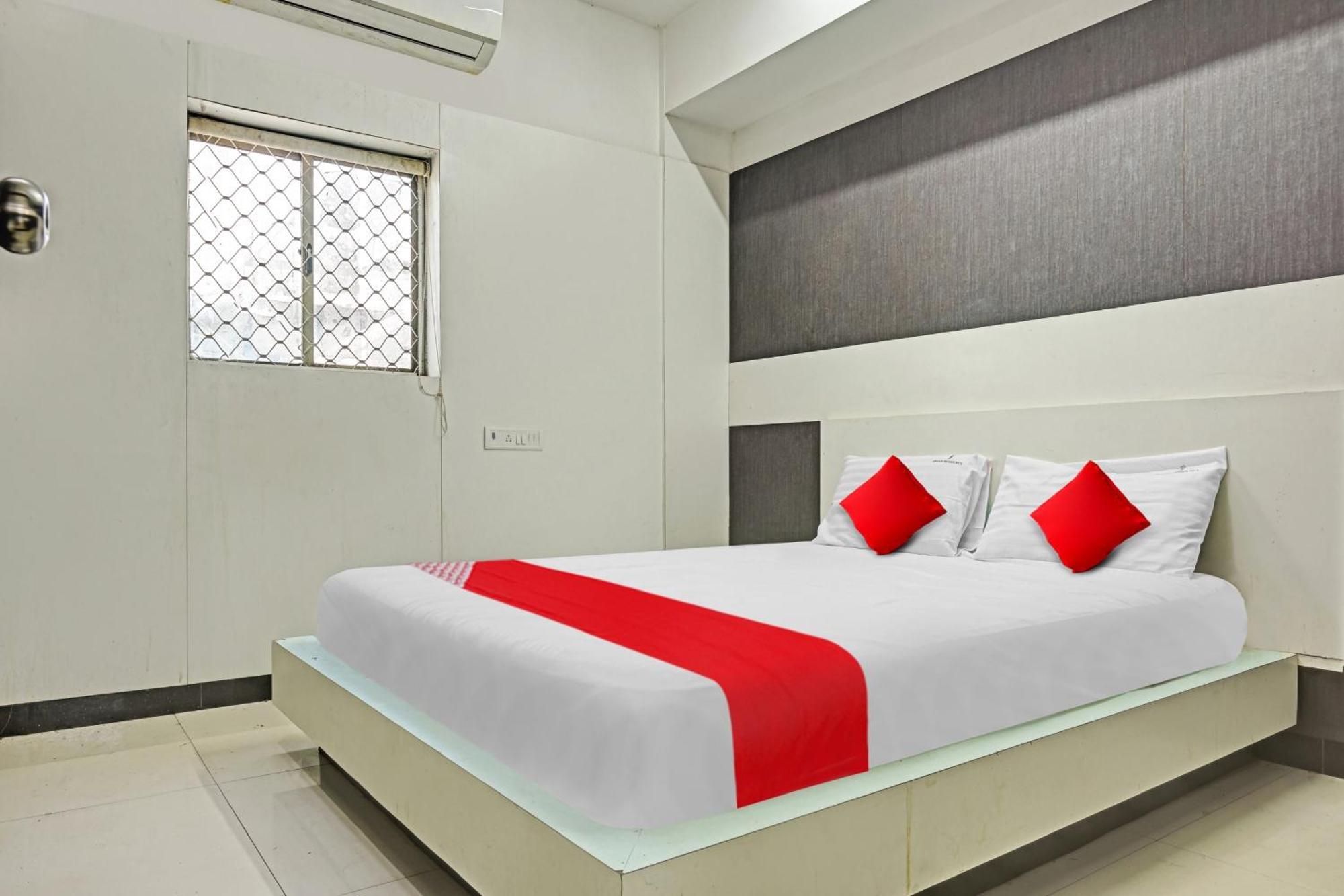 Hotel O O Vadapalani Hotel