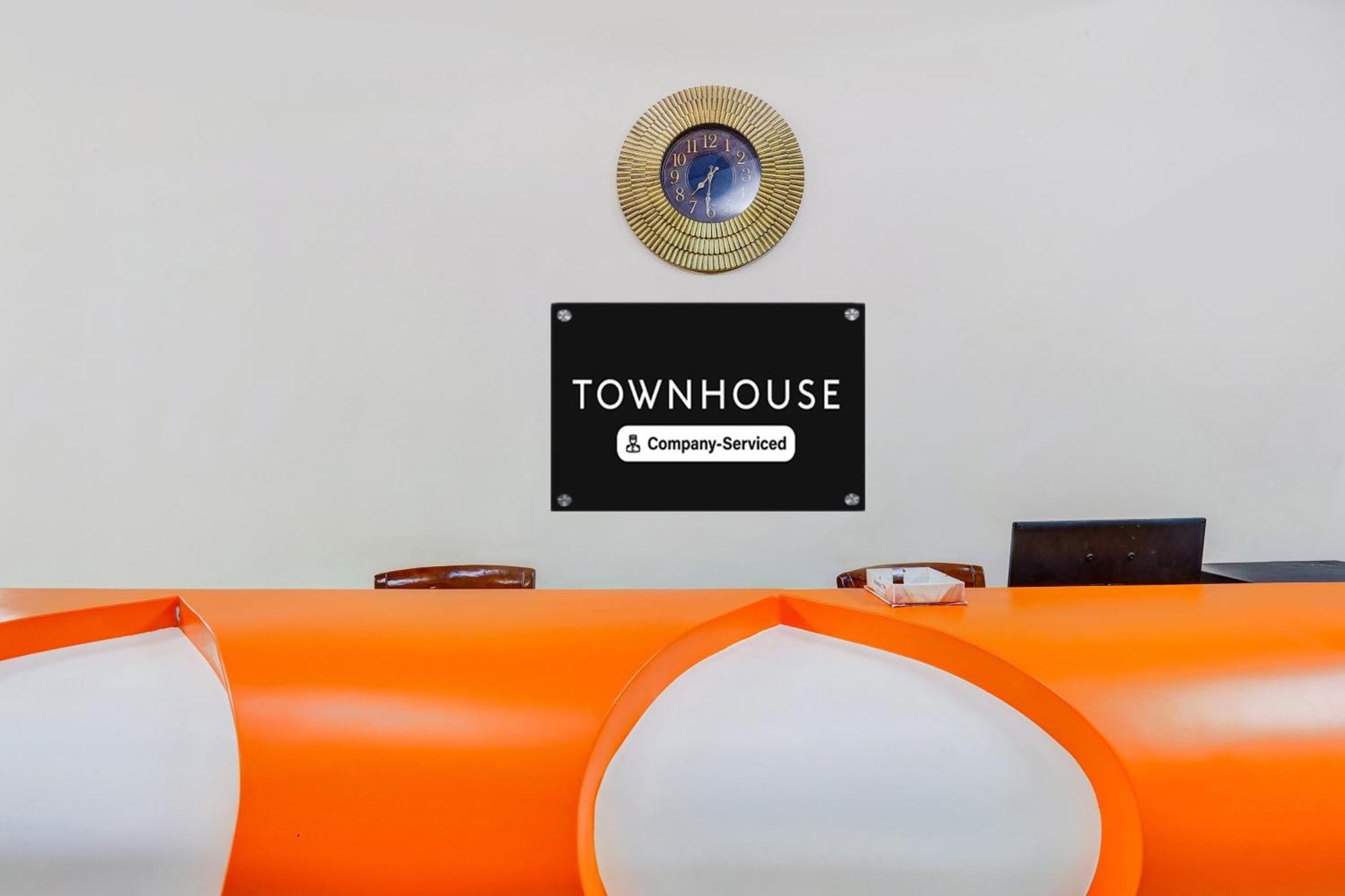 Super Townhouse Purushawalakm Hotel
