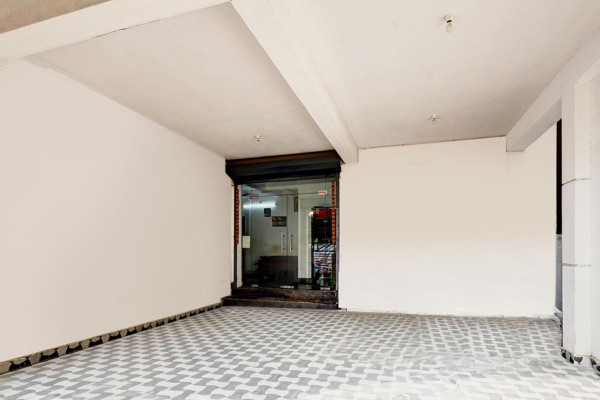 Hotel Super Collection O Ambattur Near Patravakam Railway Station