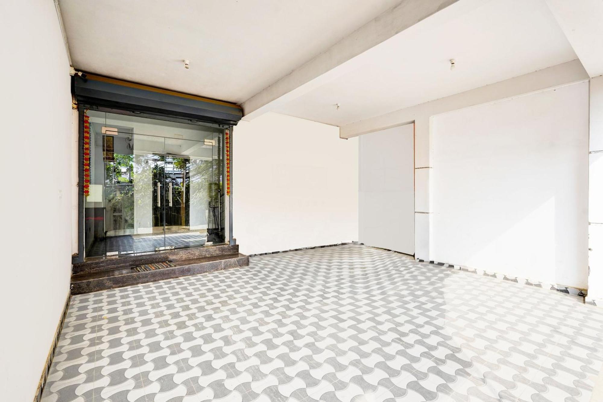 Super Collection O Ambattur Near Patravakam Railway Station Hotel