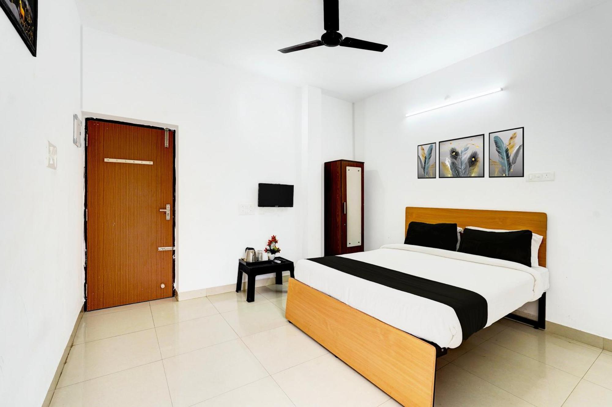 Super Collection O Ambattur Near Patravakam Railway Station *