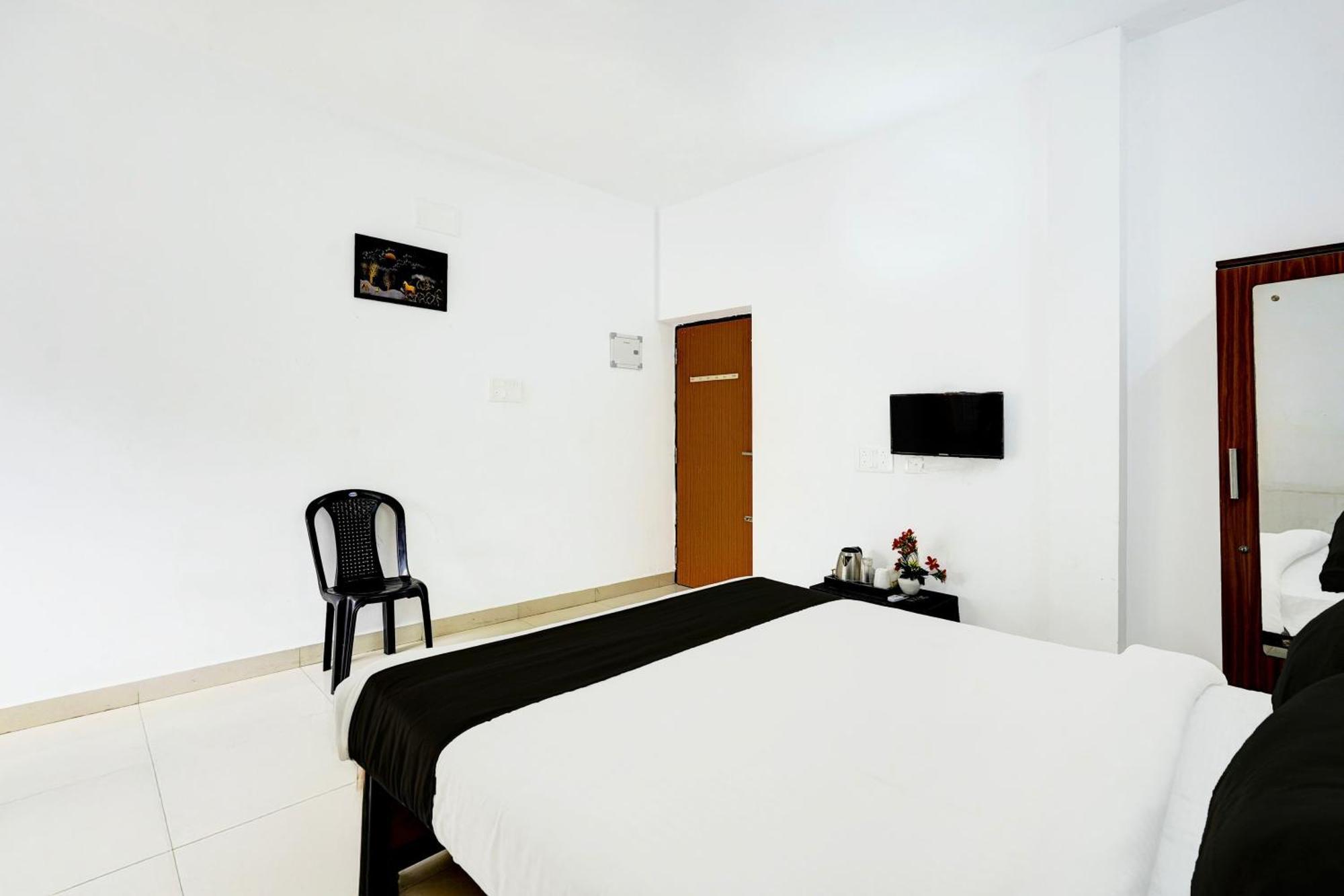 Hotel Super Collection O Ambattur Near Patravakam Railway Station