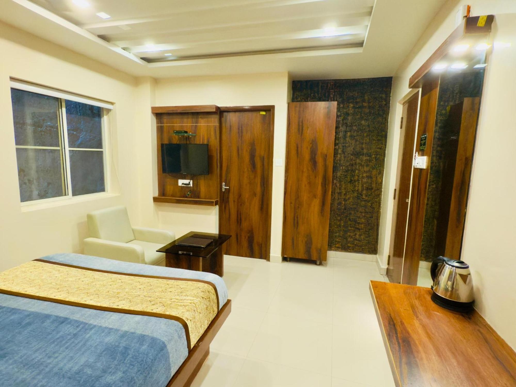 Hotel The Hydel Park - Business Class - Near Railway Station