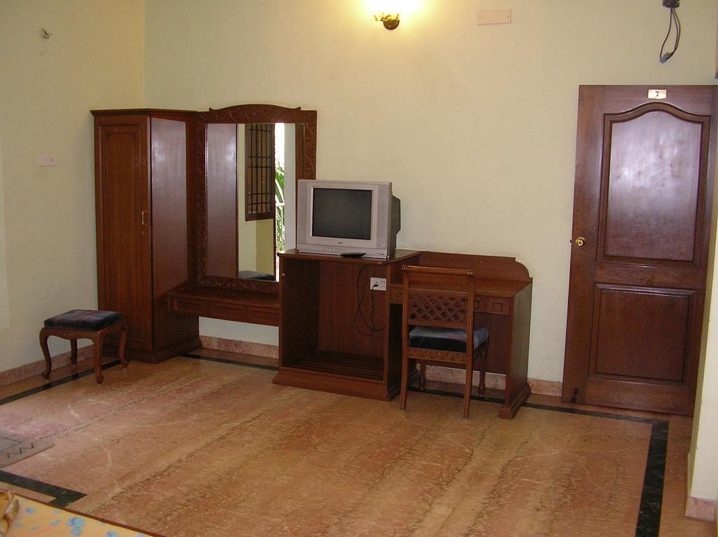 Lloyds Serviced Apartments,krishna Street,t Nagar Guest house