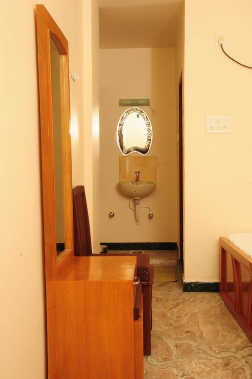 Hotel Rathnavel Towers 2*