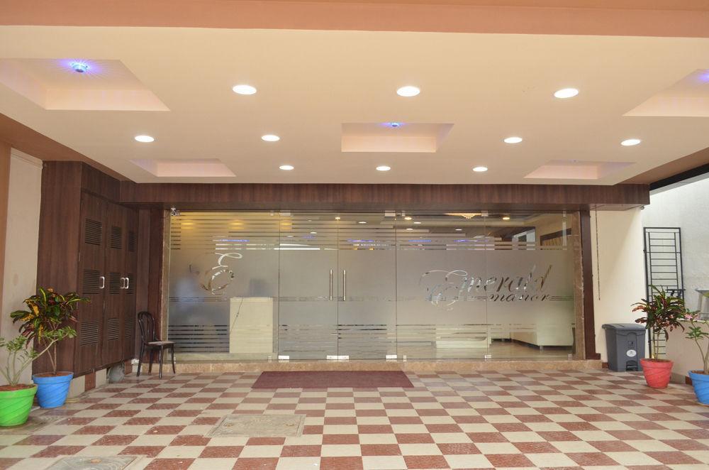 Oyo 4324 Emerald Manor Hotel 3*