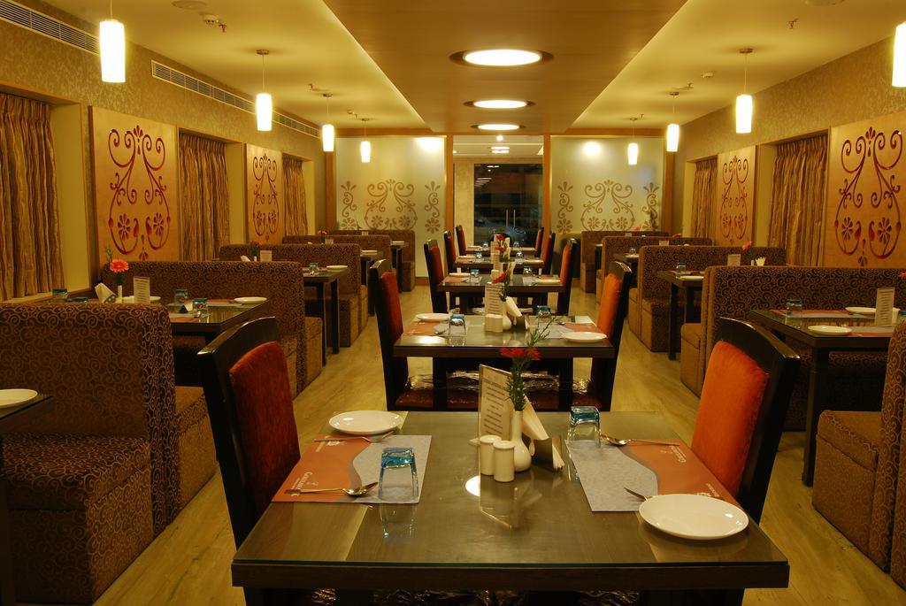 Hotel Gokulam Park 3*