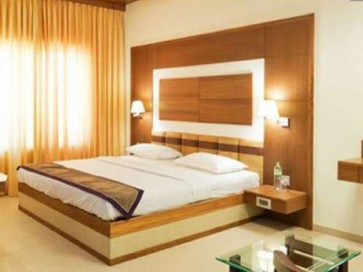 Inn Ponnis Grand *