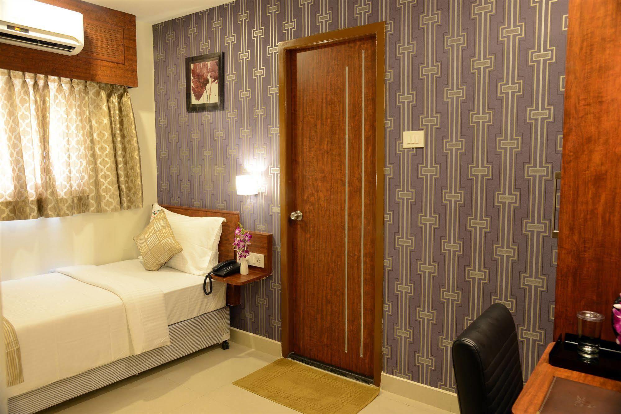 Hotel De Castle 3*