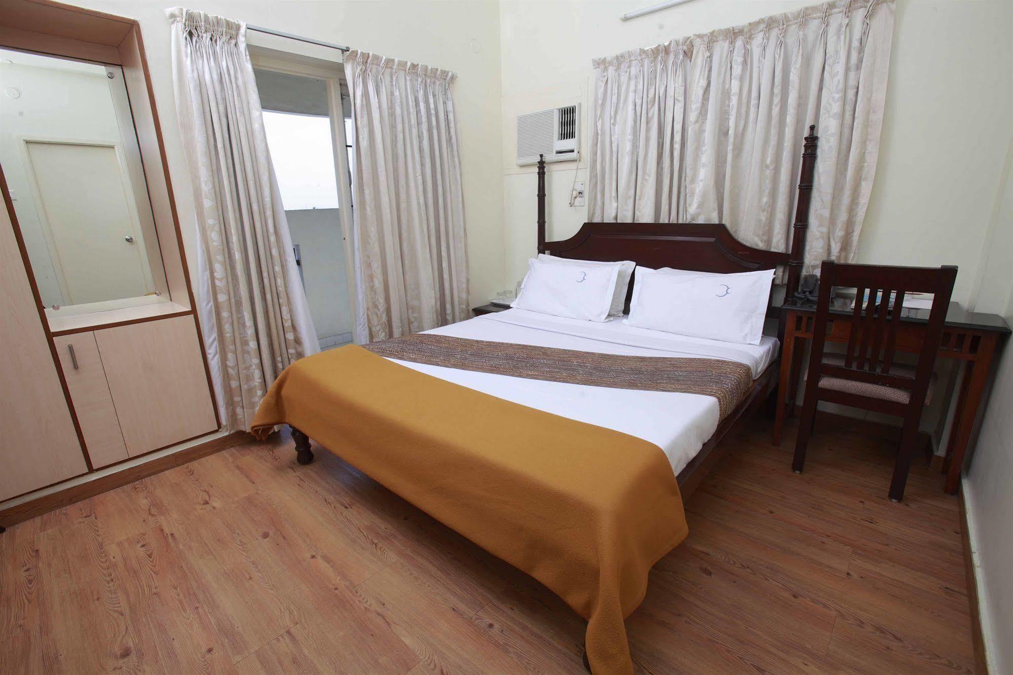 Crescent Hotel 3*