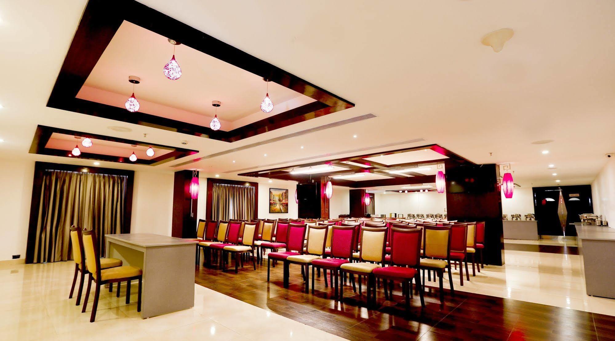 Hotel Zone By The Park, Orr,