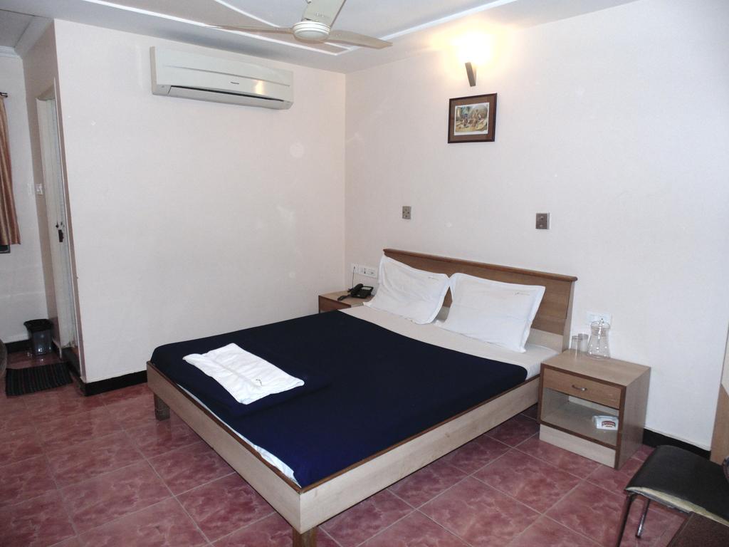 Hotel S R M Park