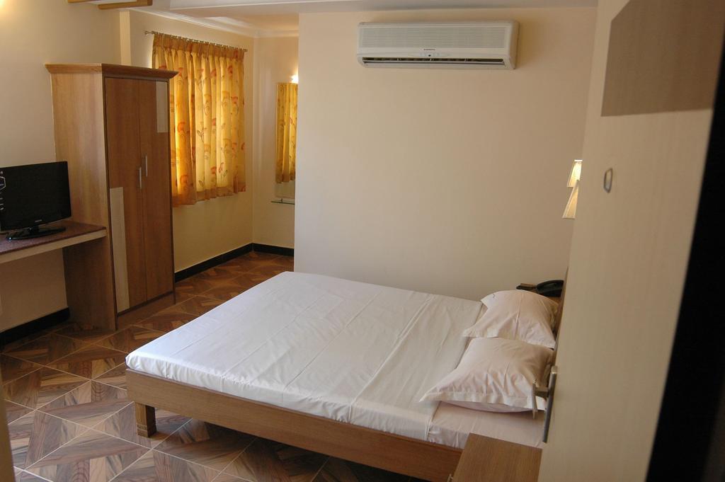Hotel S R M Park *