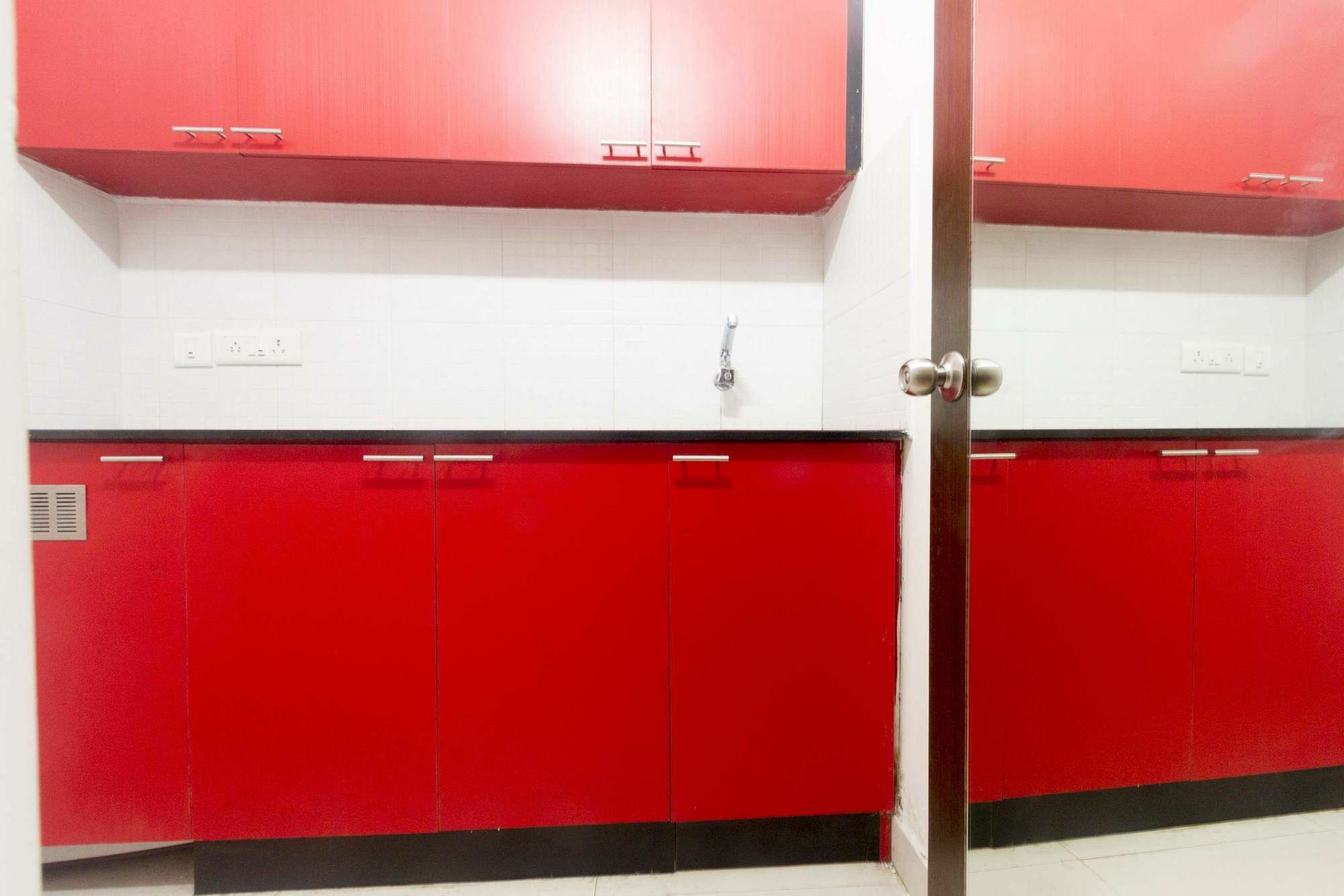Capital O 35927 Comfort Suites Hotel Chennai