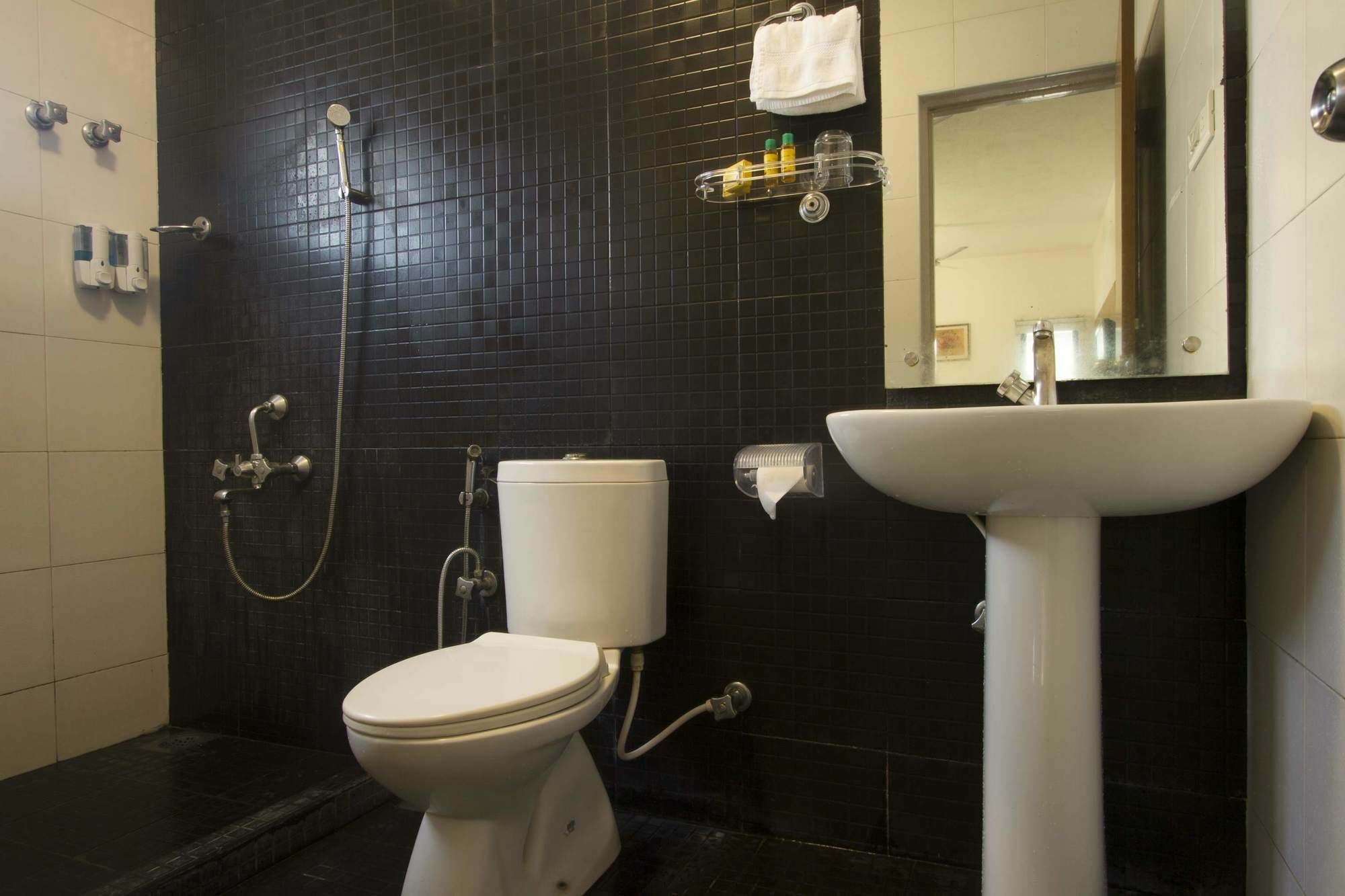 Capital O 35927 Comfort Suites Hotel