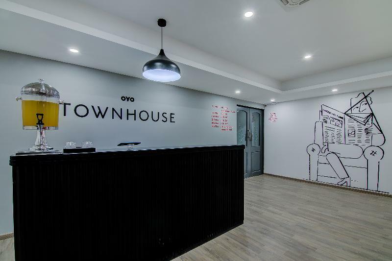 Oyo Townhouse 42 Urvashi Theatre Hotel