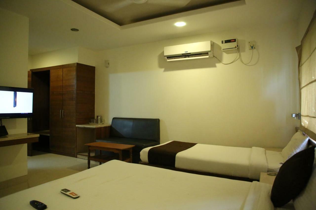 Hotel Sri Chakra *