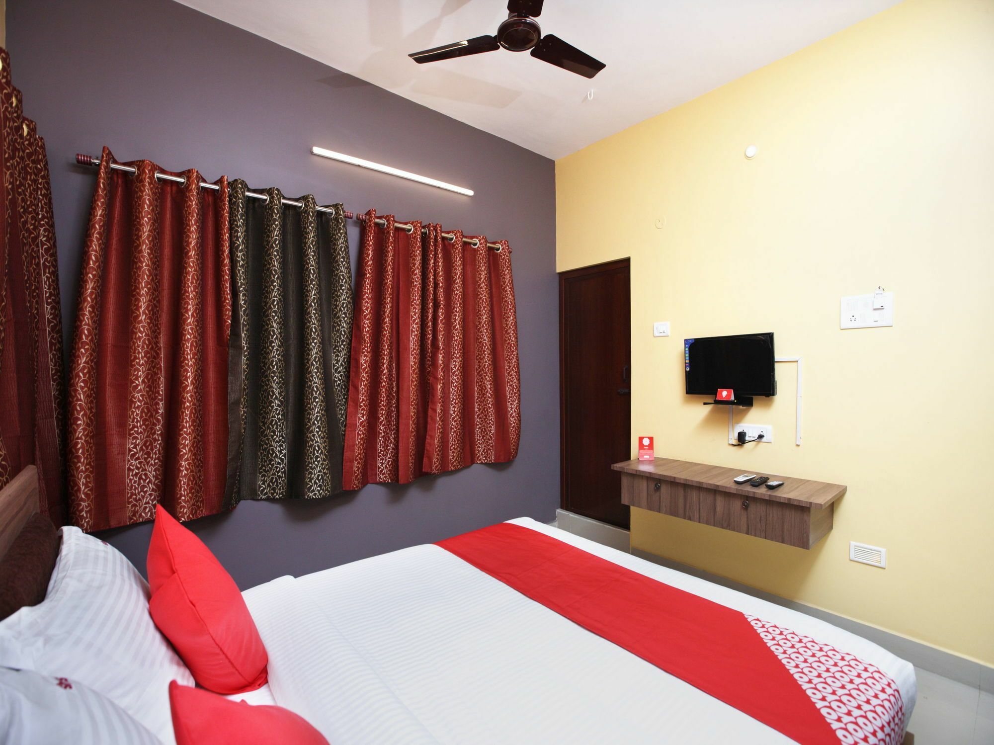 Hotel Oyo 11910 Near Kamaraj Avenue Chennai