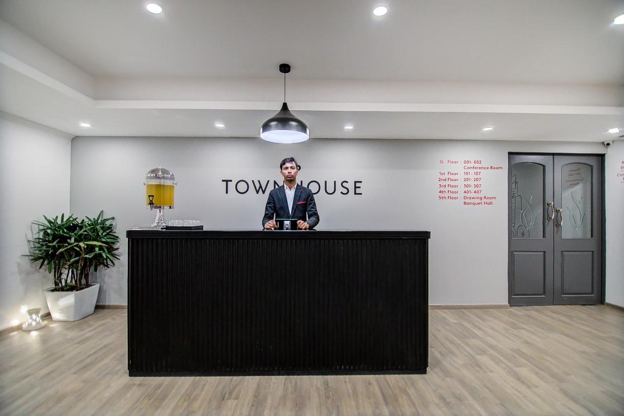 Hotel Oyo Townhouse 42 Urvashi Theatre